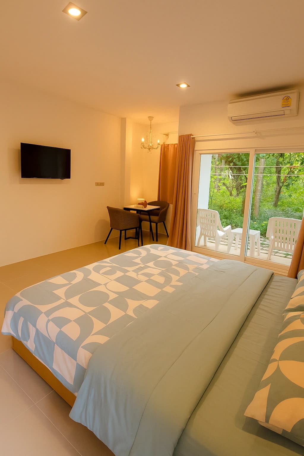 1 Bed Condo, Bird of paradise - photo 2