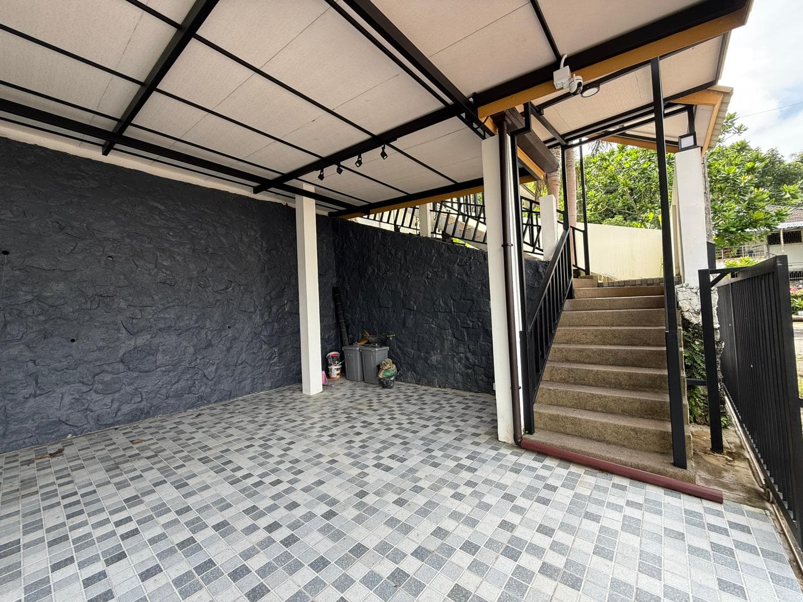 3 Beds House, 3 storeys House Kathu - photo 2