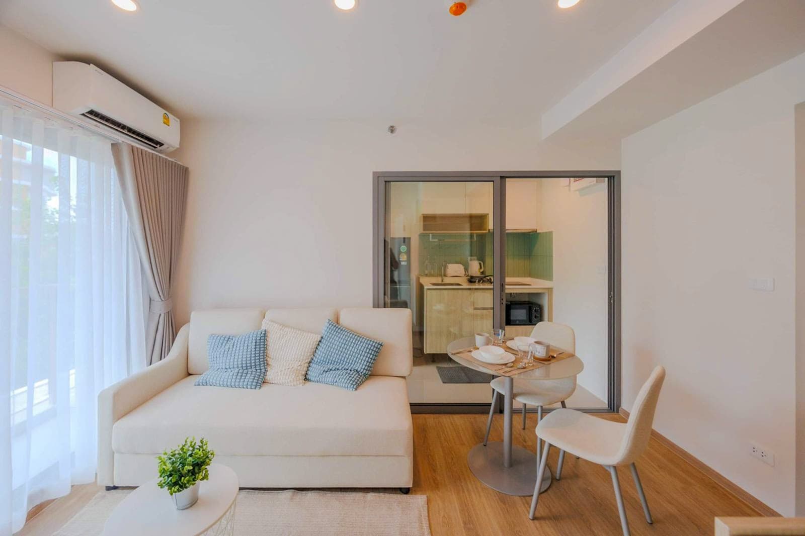1 Bed Condo, Phyll Central - photo 3