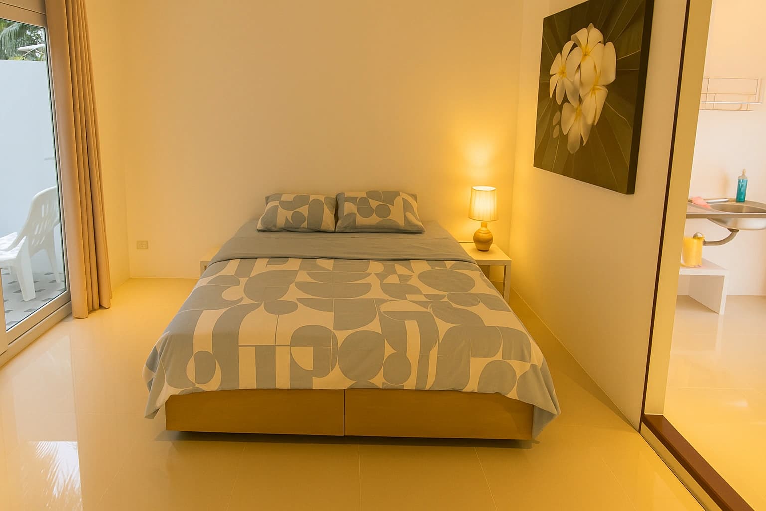 1 Bed Condo, Bird of paradise - photo 4