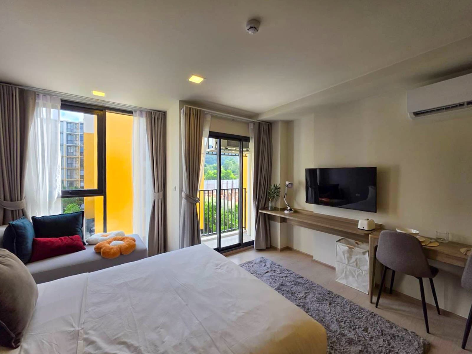 1 Bed Condo, The Base Rise