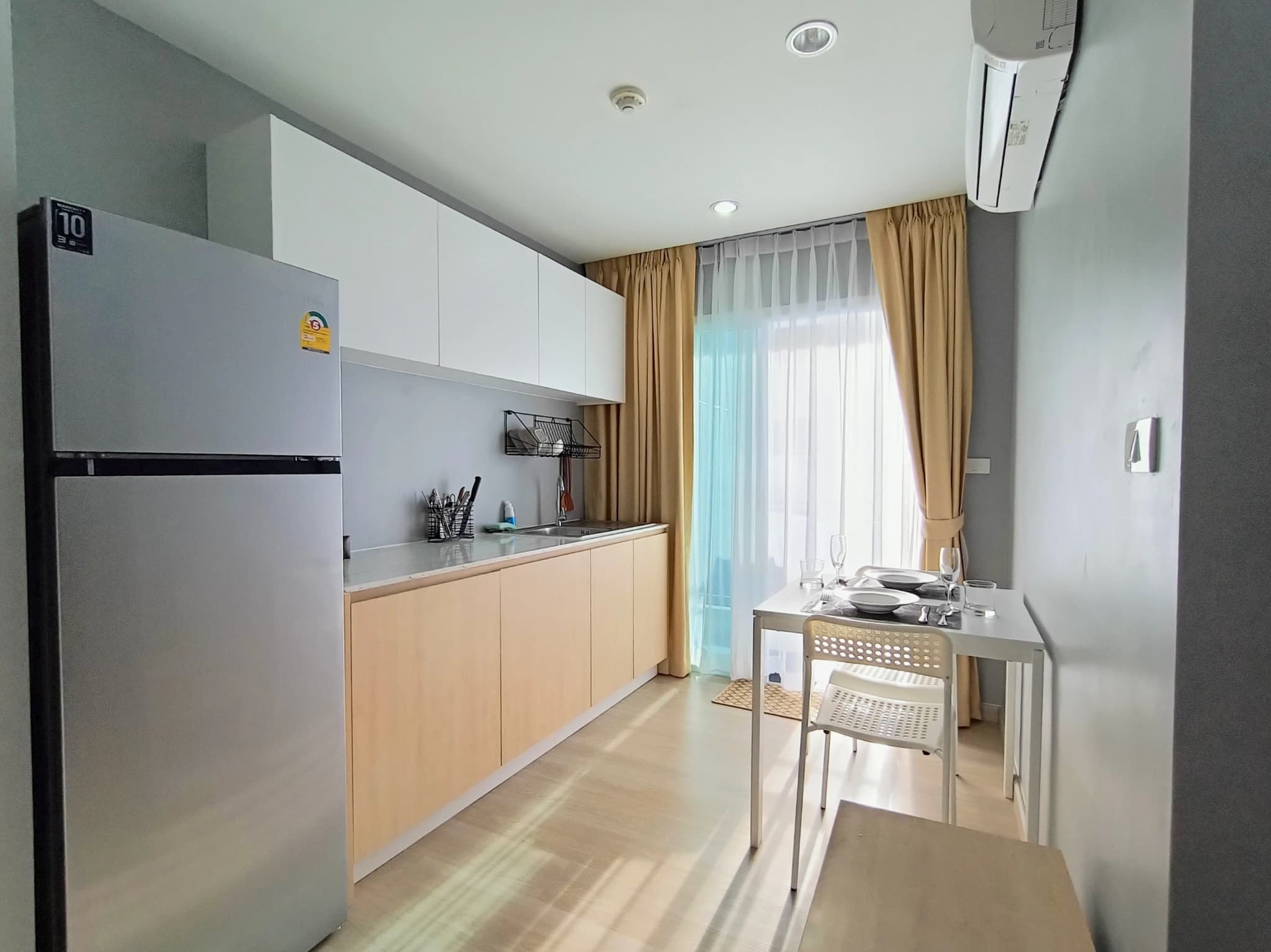 1 Bed Condo, The Scene