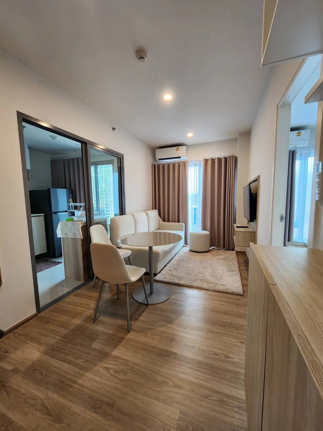 1 Bed Condo, Phyll Central