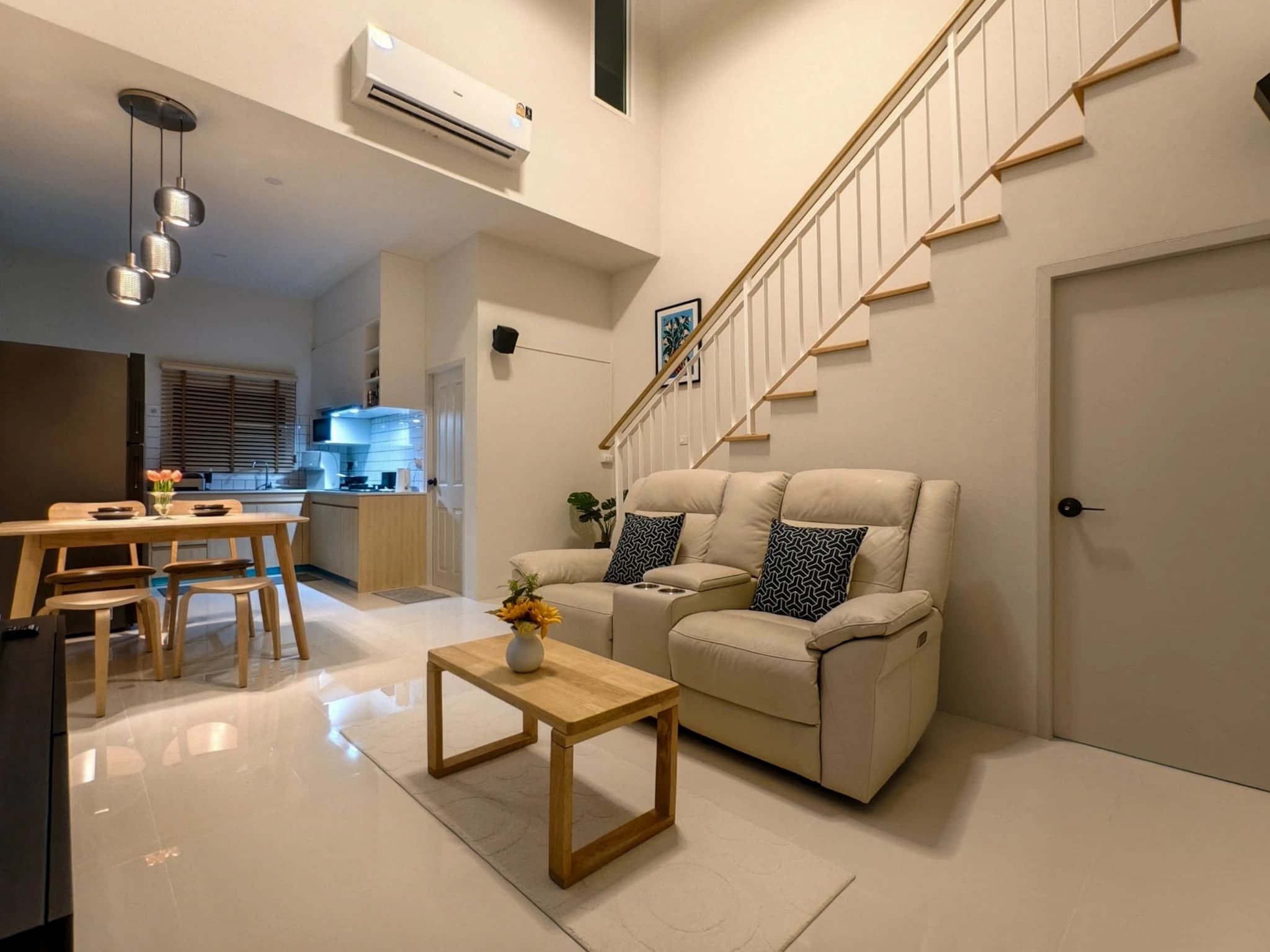 2 bedroom townhouse for rent Modern Life Si Sunthon - photo 2
