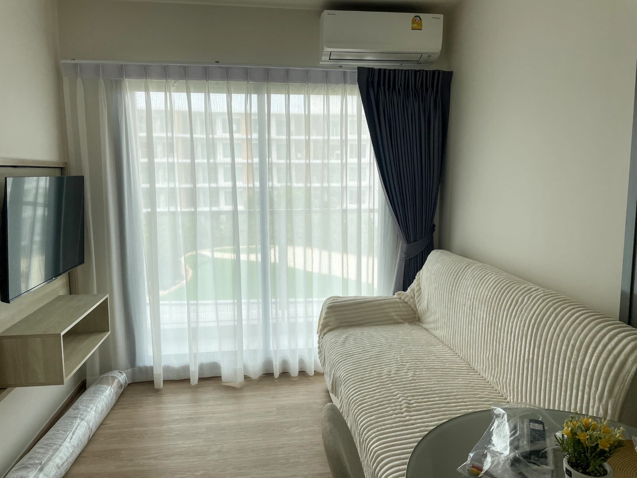 1 Bed Condo, Phyll Central