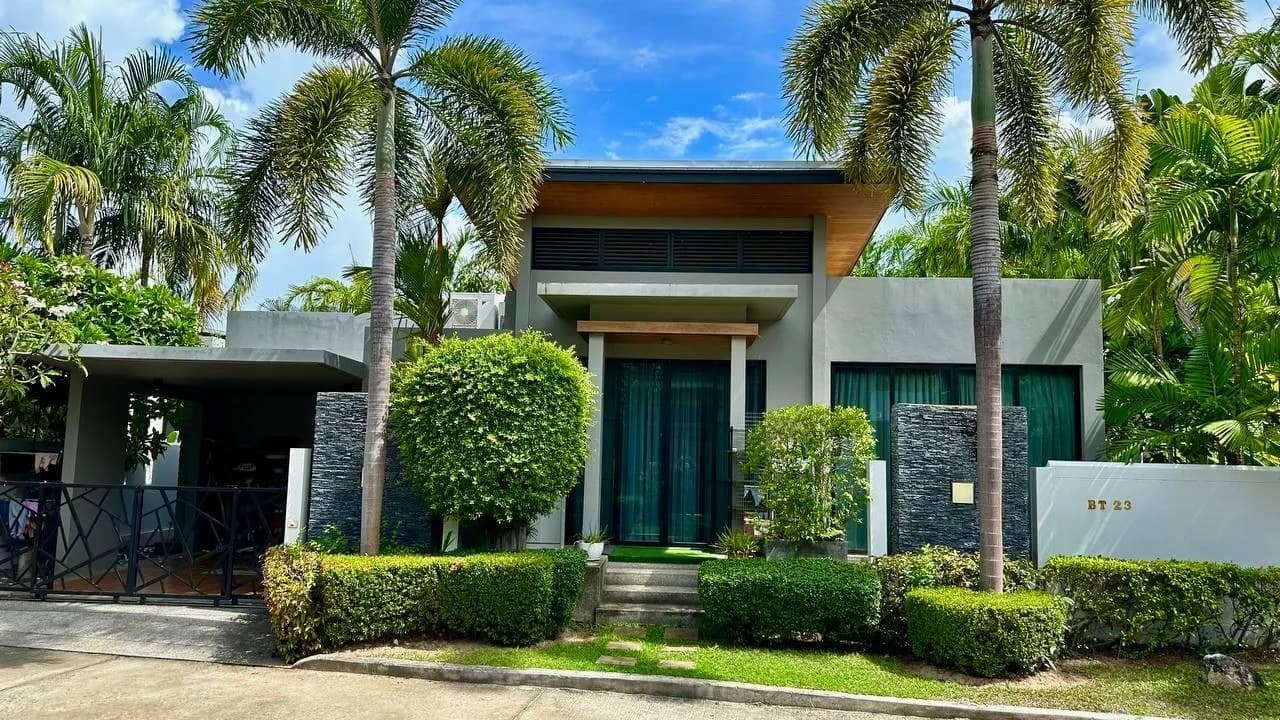 3 Beds Villa, Nai Harn Baan Bua