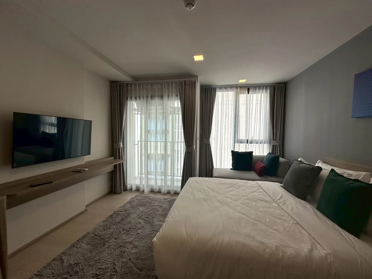 1 Bed Condo, The Base Rise