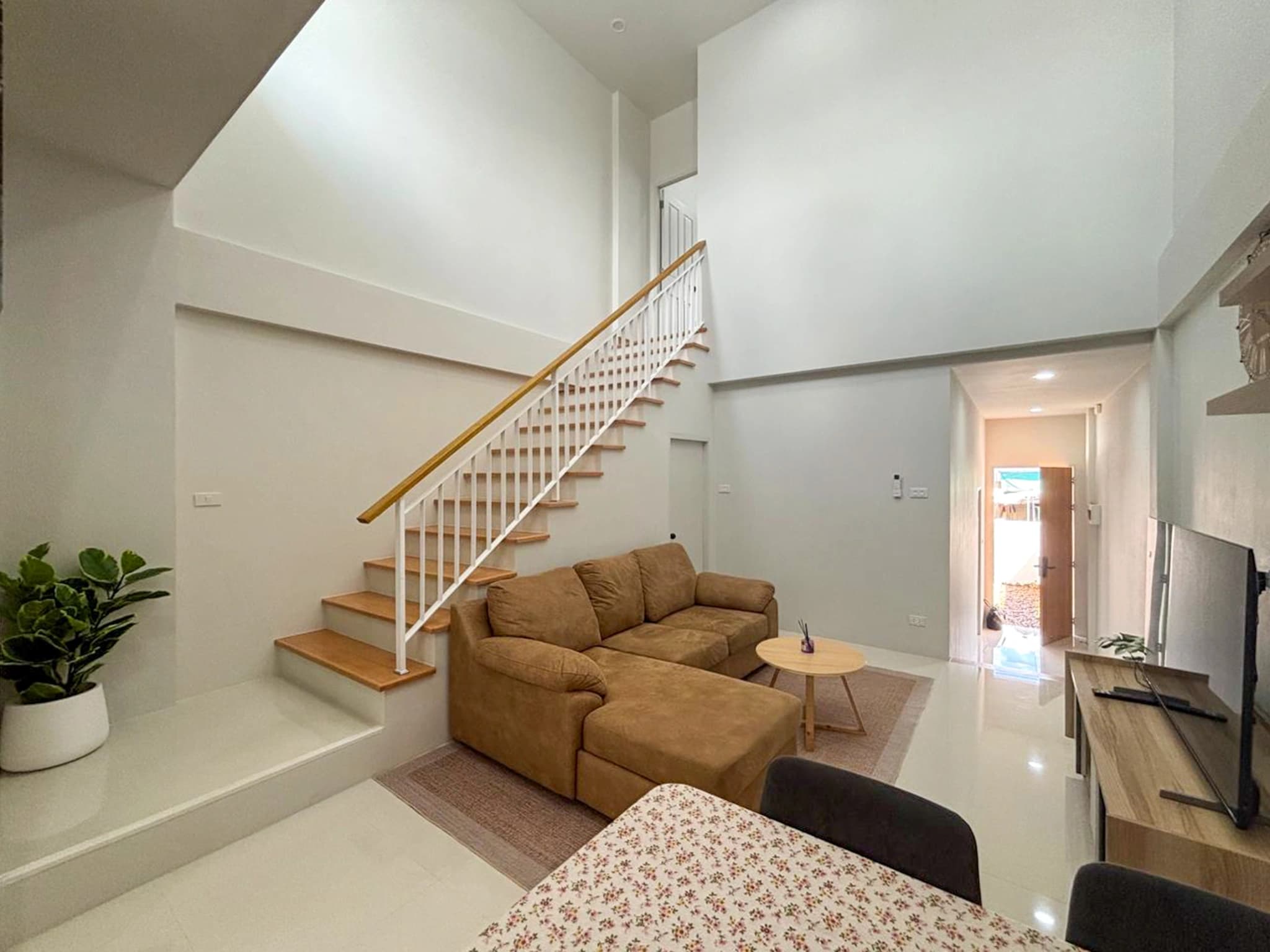 2 bedroom townhouse for rent Modern Life Chalong - photo 2