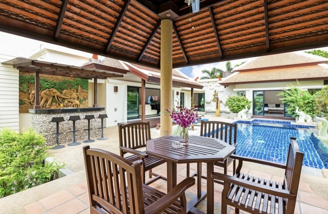 3 Beds Villa, Nai Harn Baan Bua