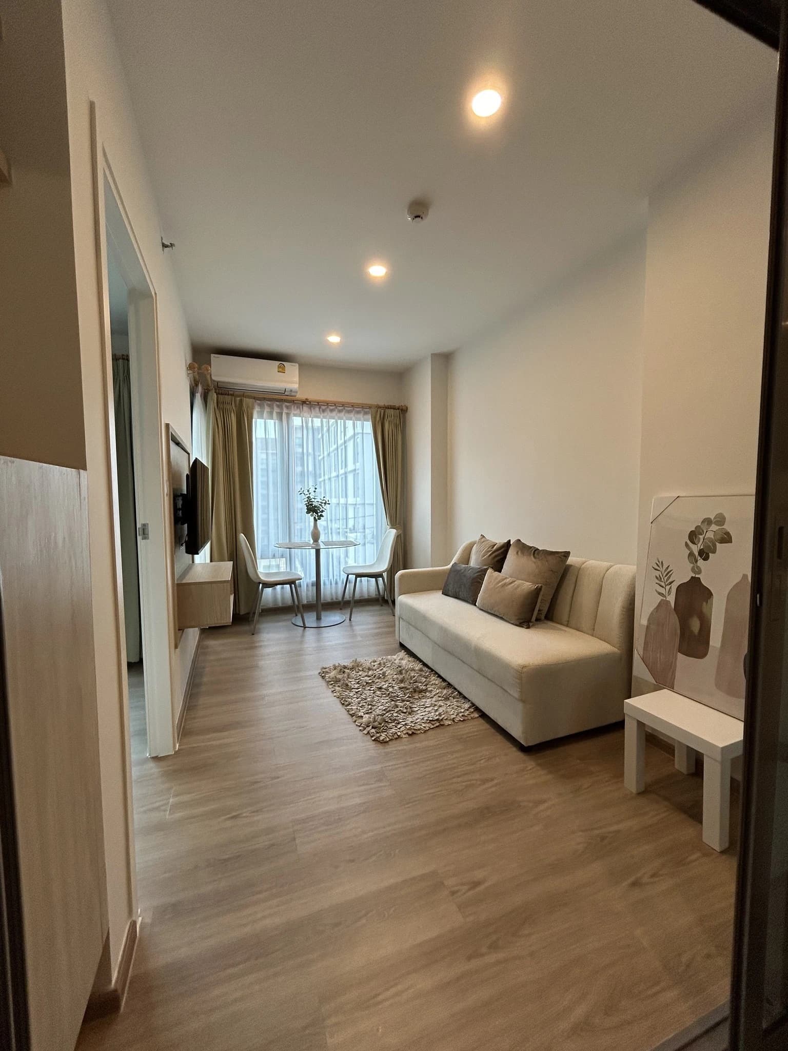 1 Bed Condo, Phyll Central