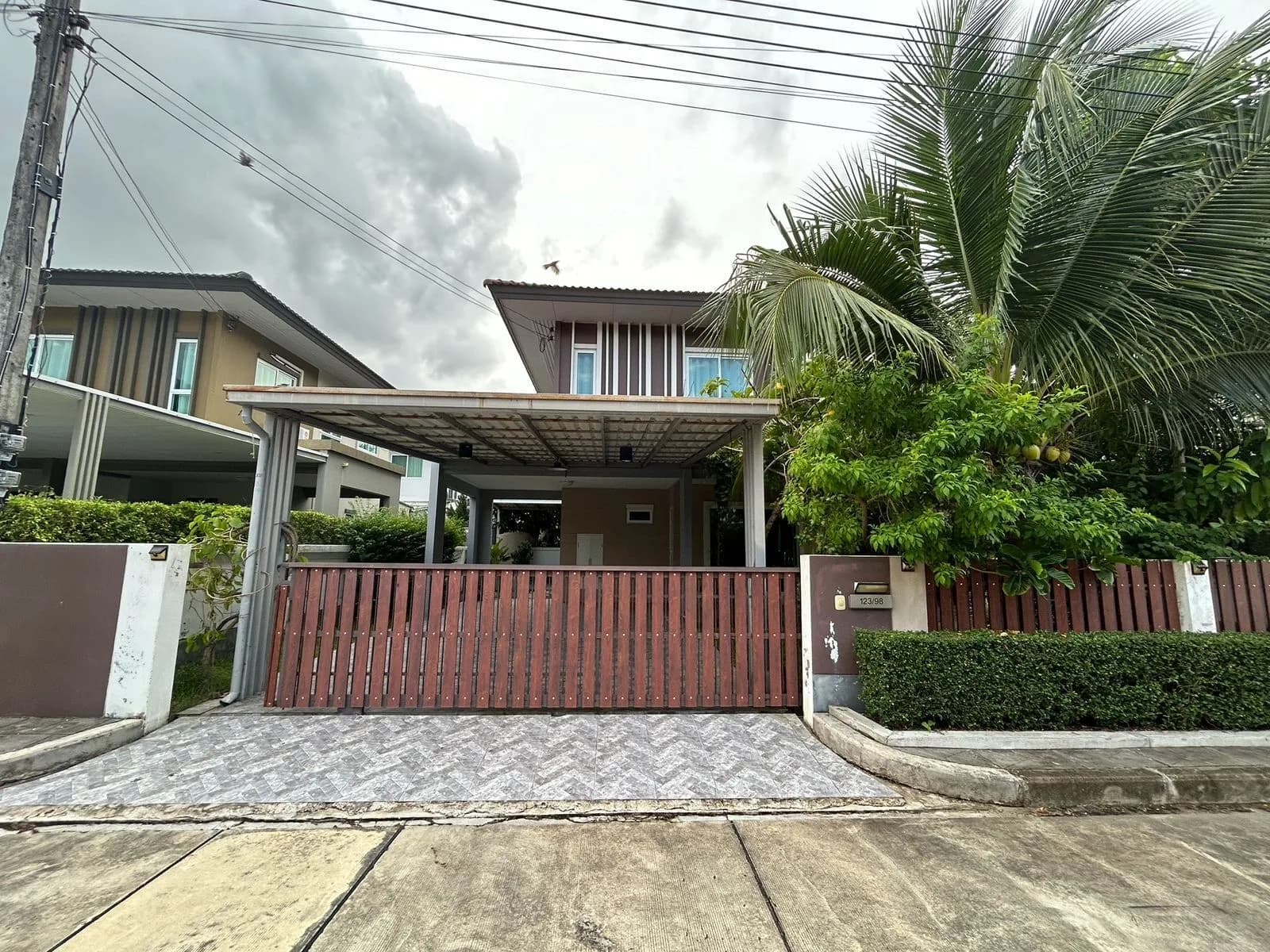 4 Beds House, Saransiri