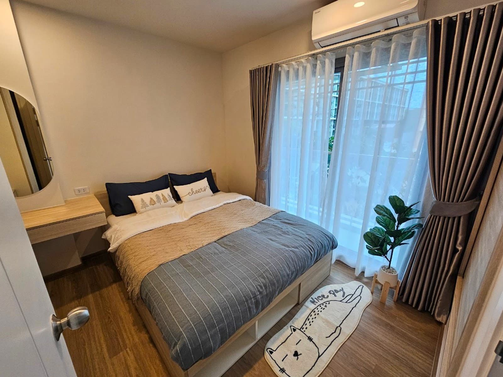 1 Bed Condo, Phyll Central - photo 3