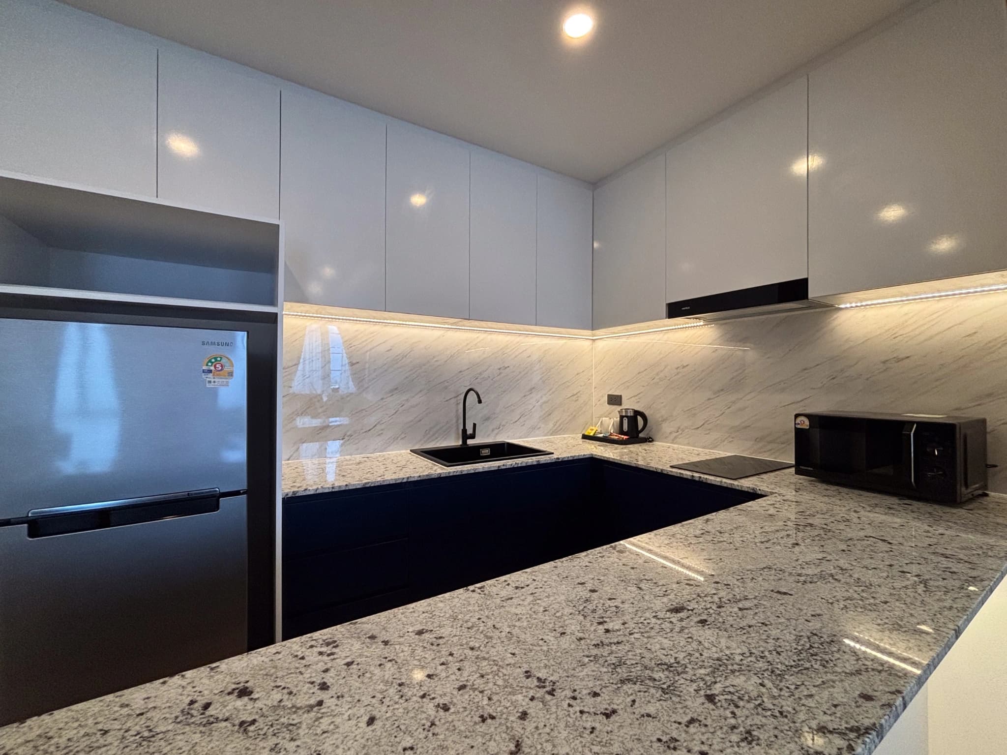 2 bedroom condo for rent Above Element - photo 4